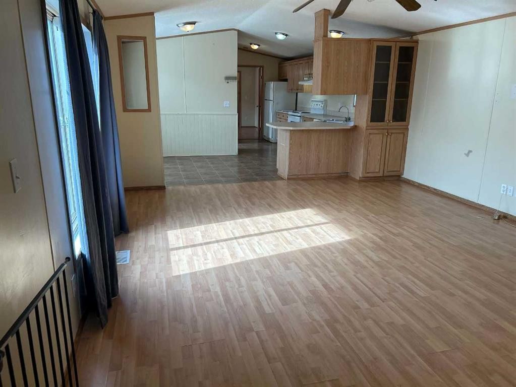 28 Maple Drive West, Brooks, AB