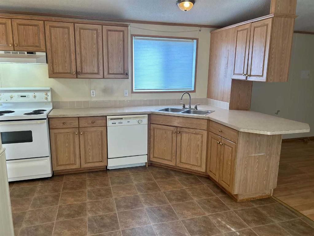 28 Maple Drive West, Brooks, AB