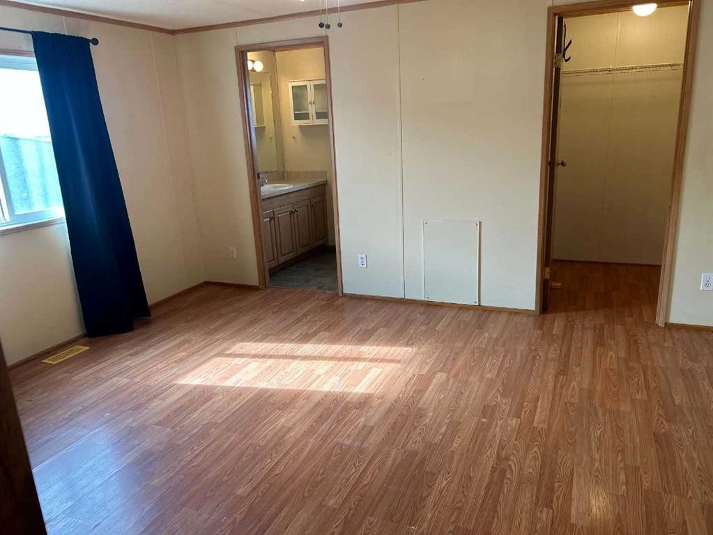 28 Maple Drive West, Brooks, AB