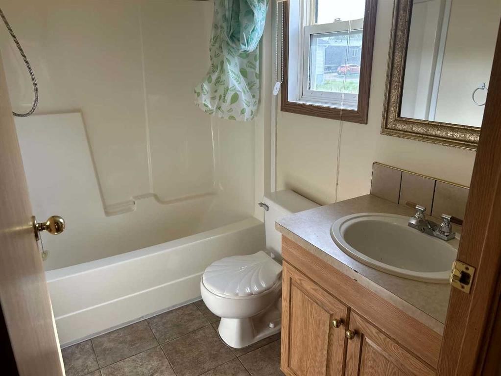 28 Maple Drive West, Brooks, AB