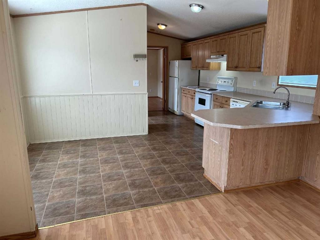 28 Maple Drive West, Brooks, AB