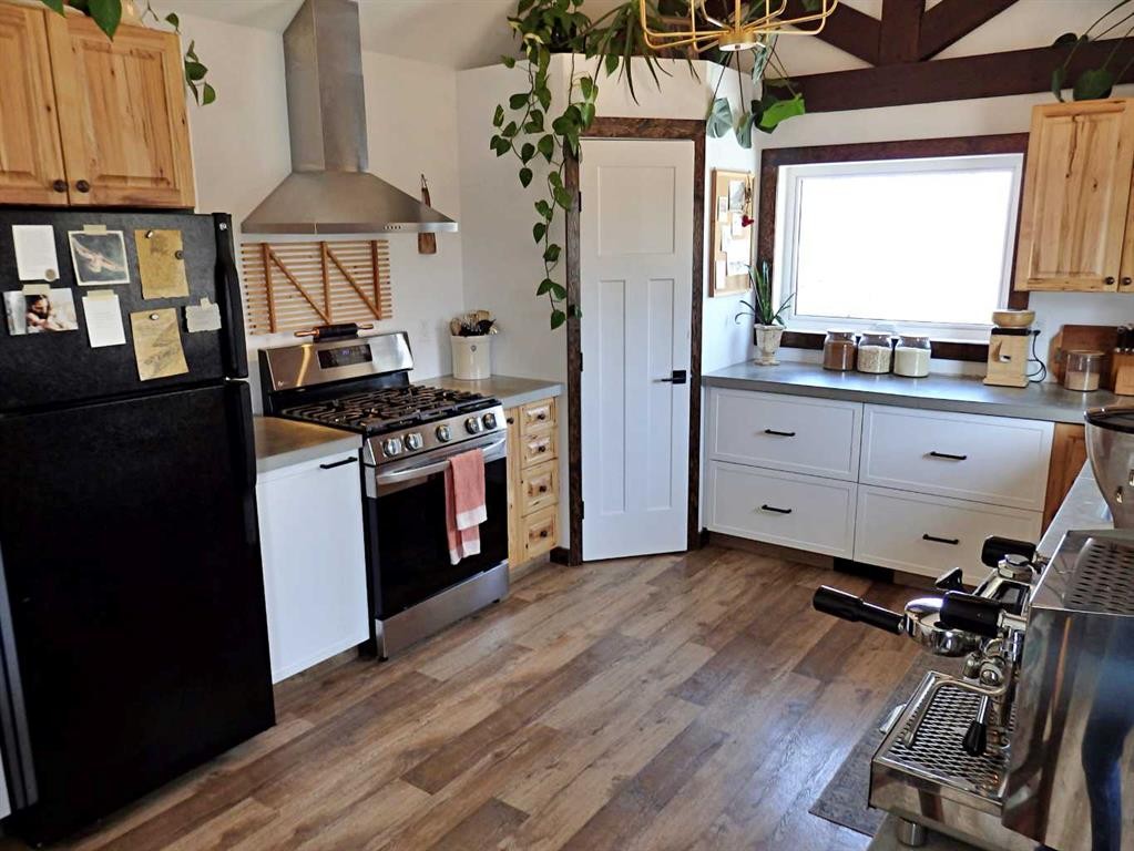 121 Hwy 897 Highway, Marwayne, AB - Indoor Photo Showing Kitchen