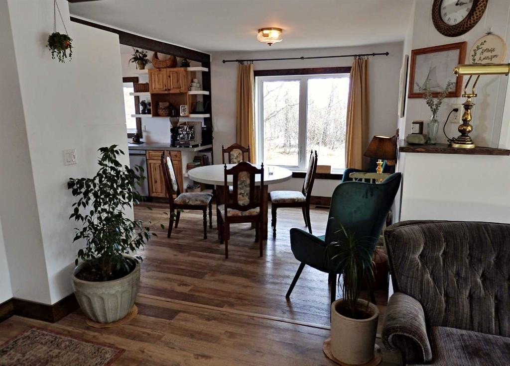 121 Hwy 897 Highway, Marwayne, AB - Indoor Photo Showing Dining Room