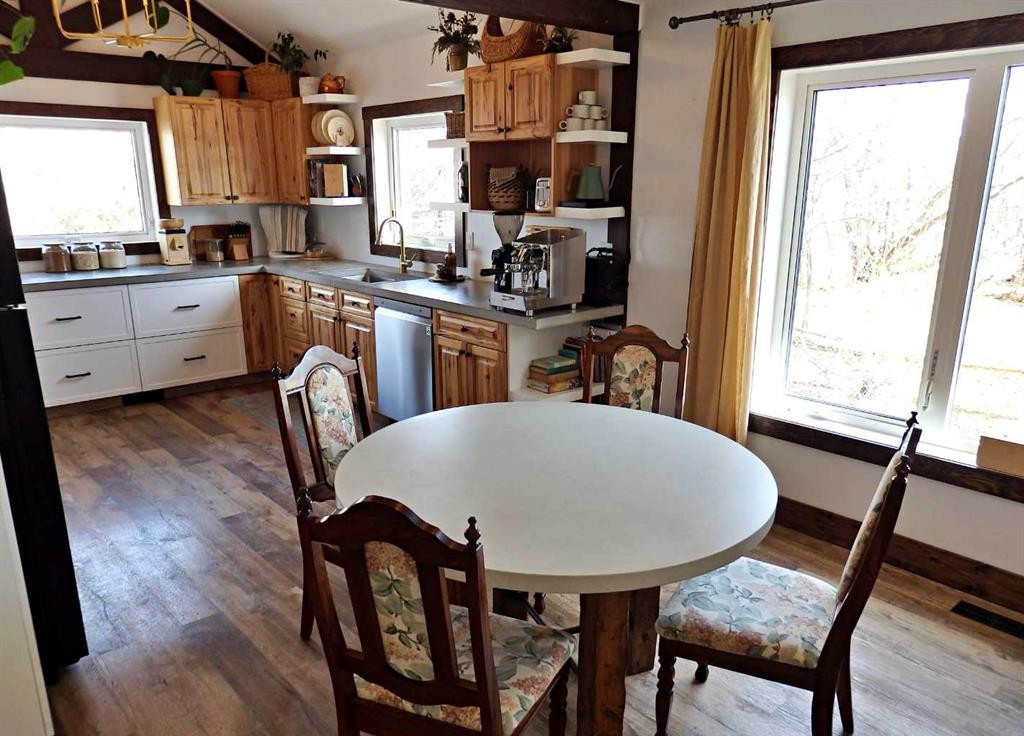 121 Hwy 897 Highway, Marwayne, AB - Indoor Photo Showing Dining Room