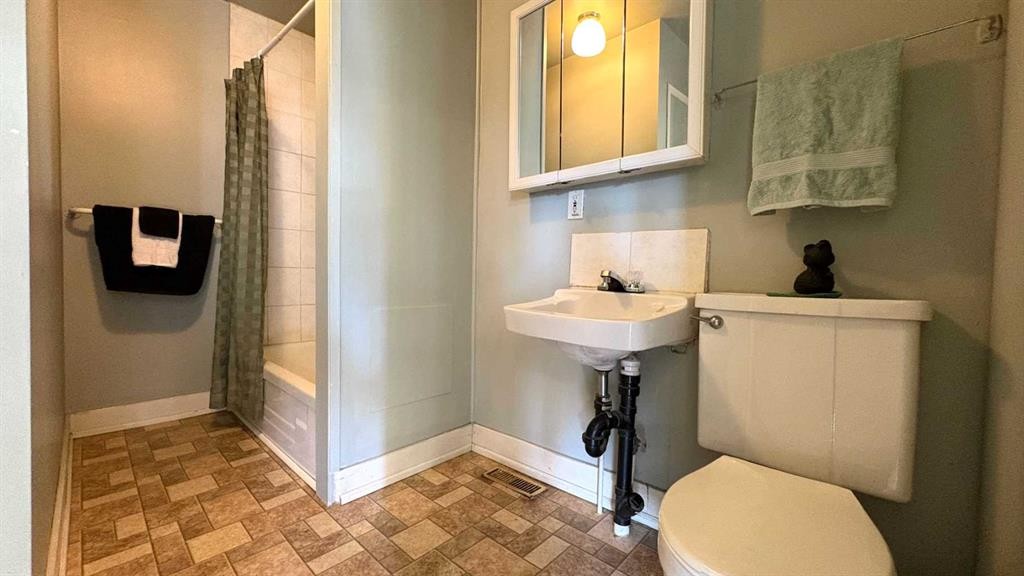 1206 6 Avenue, Wainwright, AB - Indoor Photo Showing Bathroom