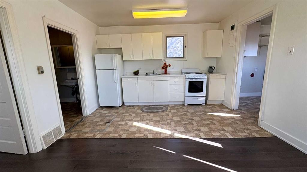 1206 6 Avenue, Wainwright, AB - Indoor Photo Showing Kitchen