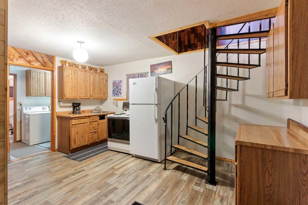 109 Makwa Lake Indian Reserve 129B, Loon Lake, SK - Indoor Photo Showing Kitchen