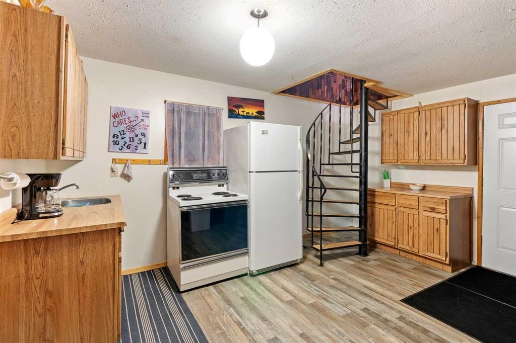 109 Makwa Lake Indian Reserve 129B, Loon Lake, SK - Indoor Photo Showing Kitchen