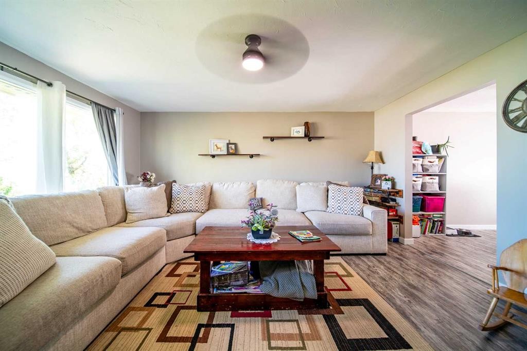101 11 Street, Wainwright, AB - Indoor Photo Showing Living Room