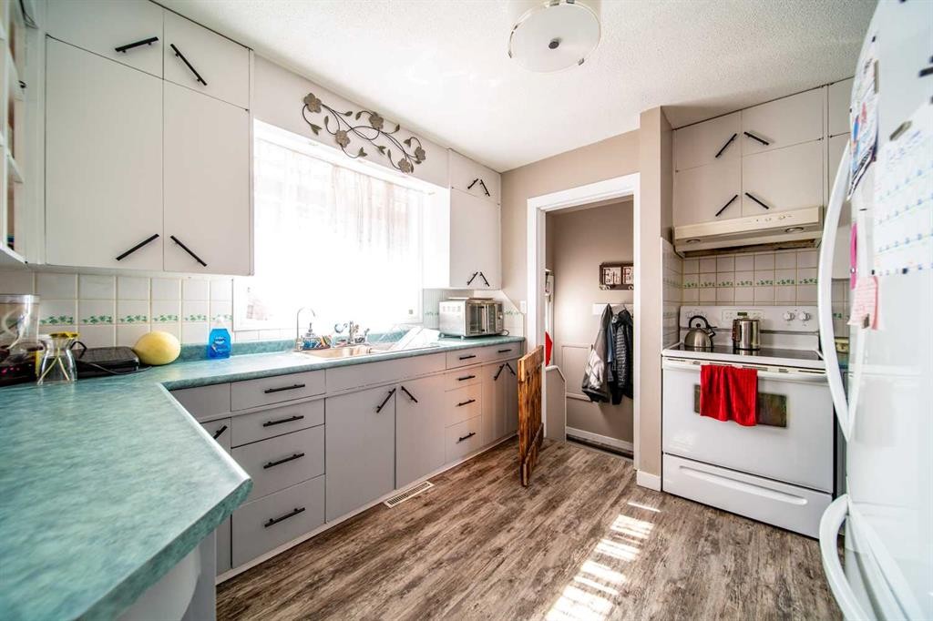 101 11 Street, Wainwright, AB - Indoor Photo Showing Kitchen