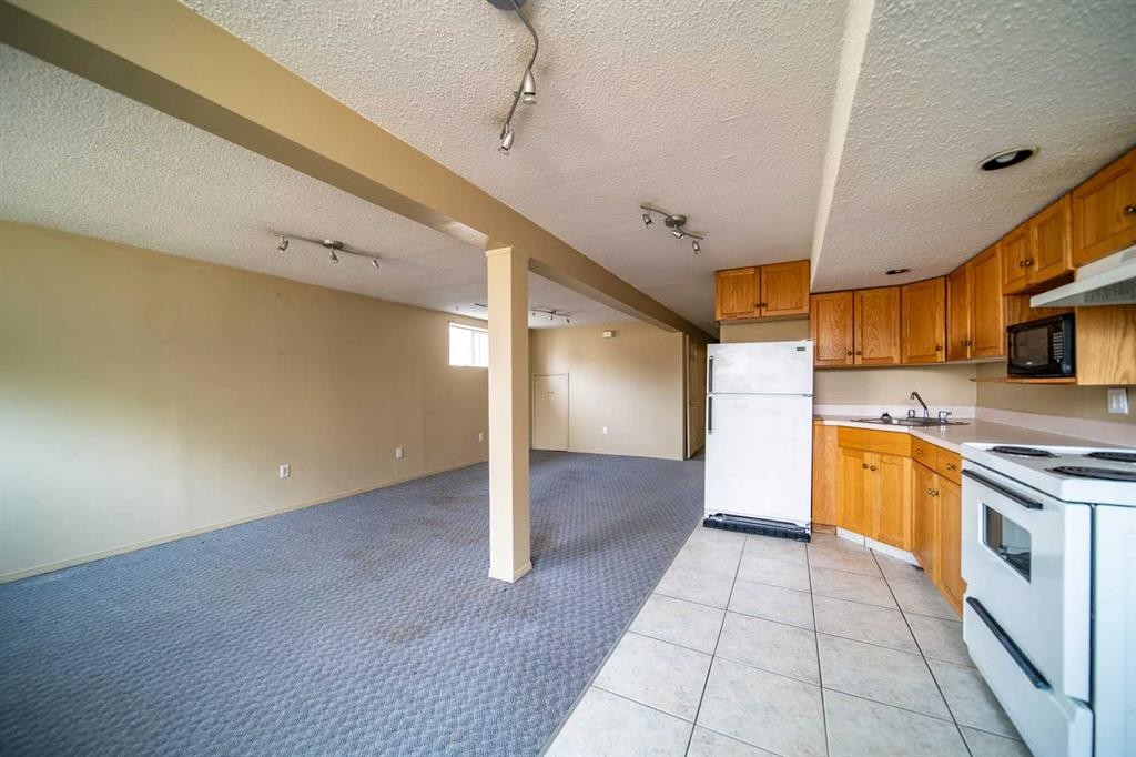1601 5 Avenue, Wainwright, AB - Indoor Photo Showing Kitchen With Double Sink