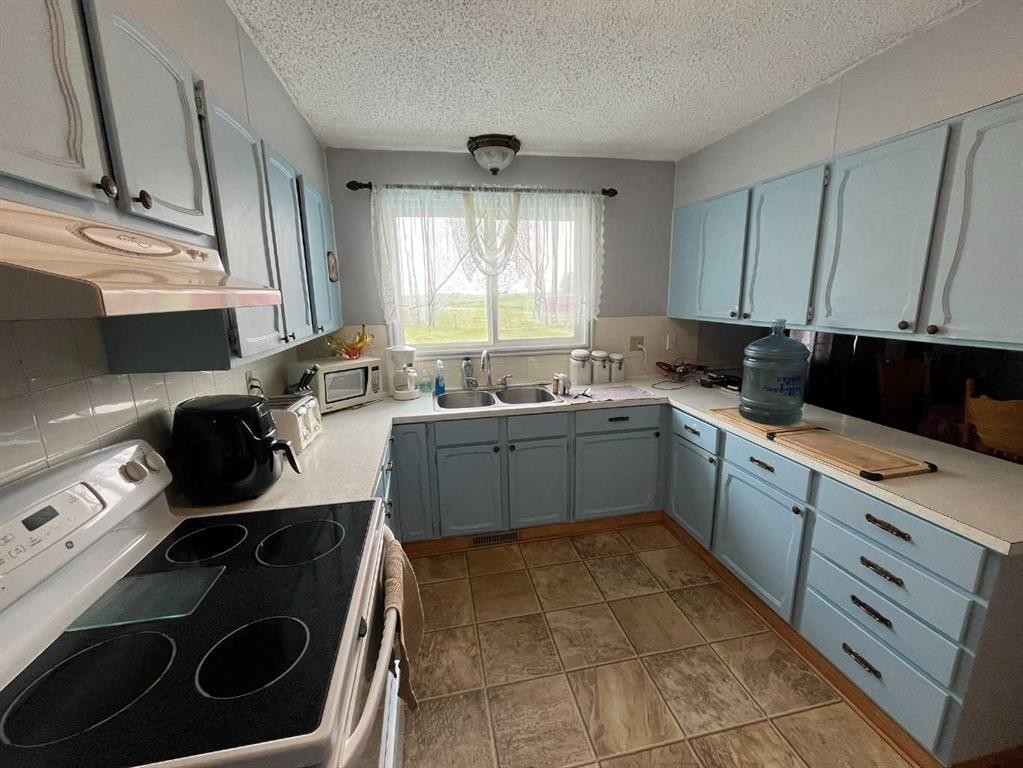 85057 90 Range, Rural Two Hills No. 21, County Of, AB - Indoor Photo Showing Kitchen With Double Sink