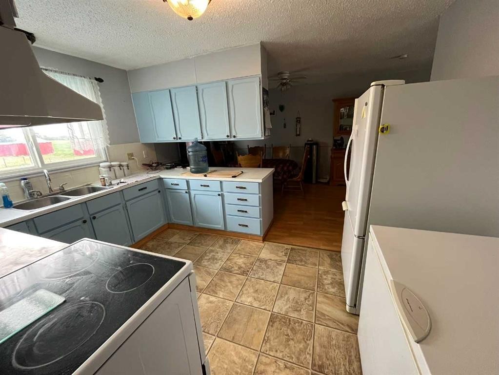 85057 90 Range, Rural Two Hills No. 21, County Of, AB - Indoor Photo Showing Kitchen With Double Sink