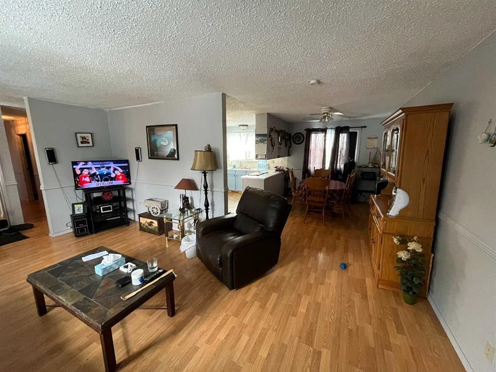 85057 90 Range, Rural Two Hills No. 21, County Of, AB - Indoor Photo Showing Living Room