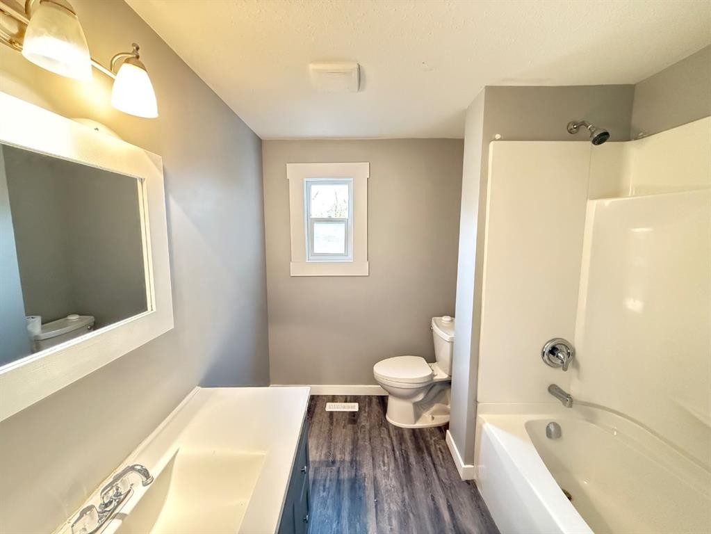 4535 47 Street, Lloydminster, SK - Indoor Photo Showing Bathroom