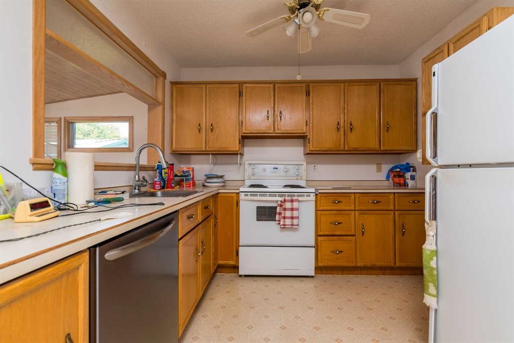5205 32 Street, Lloydminster, AB - Indoor Photo Showing Kitchen