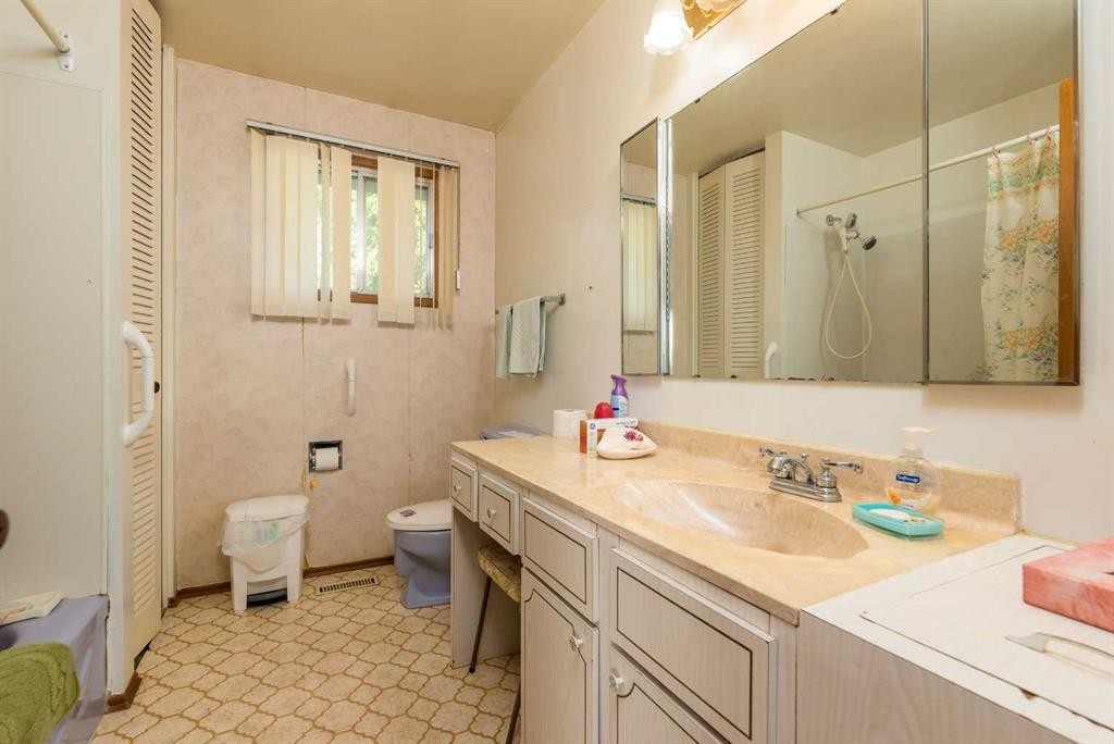 5205 32 Street, Lloydminster, AB - Indoor Photo Showing Bathroom