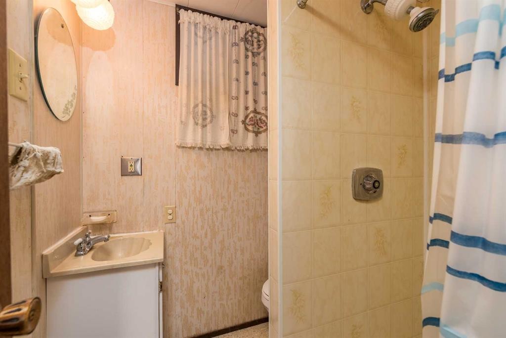 5205 32 Street, Lloydminster, AB - Indoor Photo Showing Bathroom