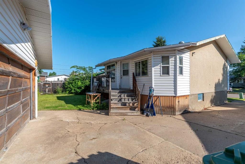 5205 32 Street, Lloydminster, AB - Outdoor