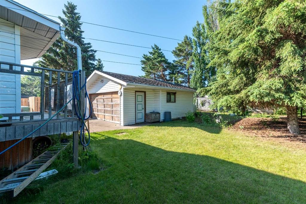 5205 32 Street, Lloydminster, AB - Outdoor