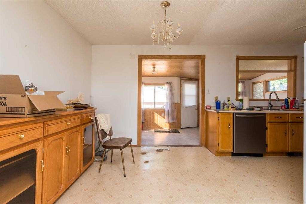 5205 32 Street, Lloydminster, AB - Indoor