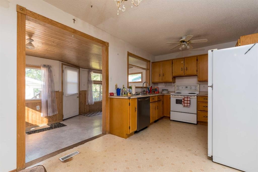 5205 32 Street, Lloydminster, AB - Indoor Photo Showing Kitchen