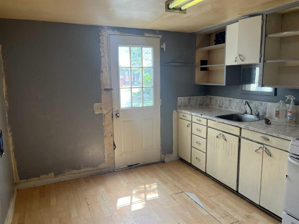 4503 45 Street, Lloydminster, SK - Indoor Photo Showing Kitchen
