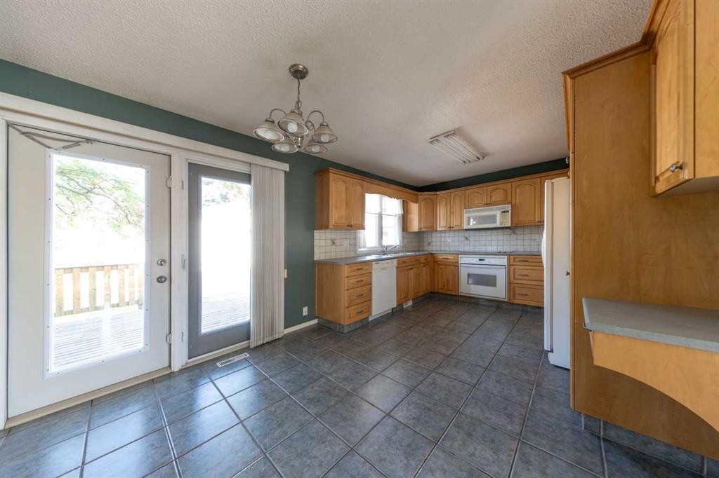 5204 32 Street, Lloydminster, AB - Indoor Photo Showing Kitchen