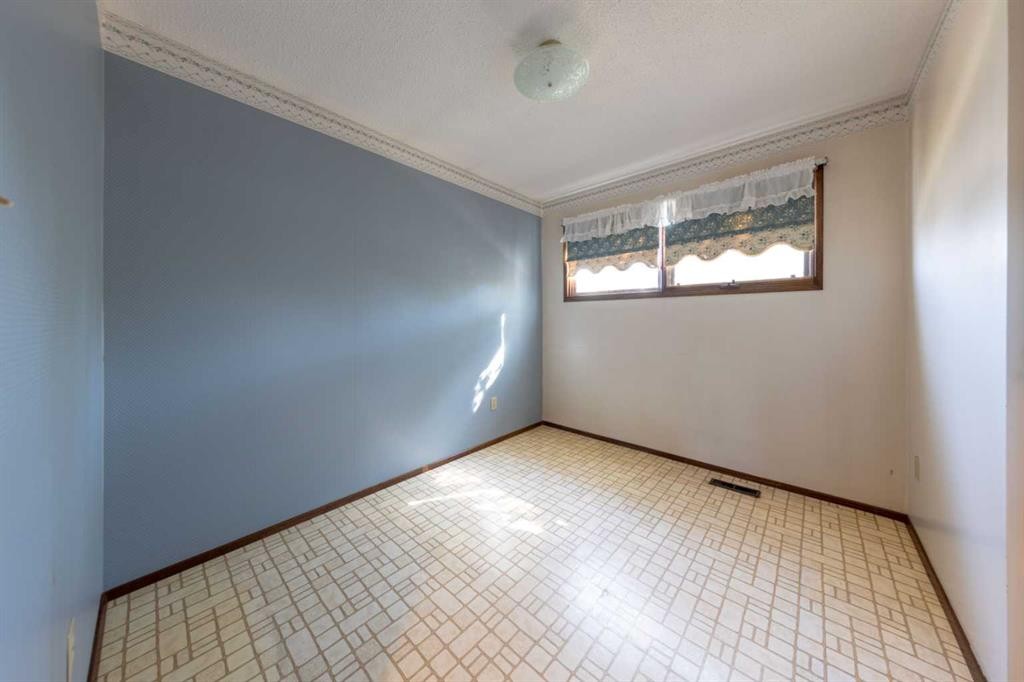 5204 32 Street, Lloydminster, AB - Indoor Photo Showing Other Room