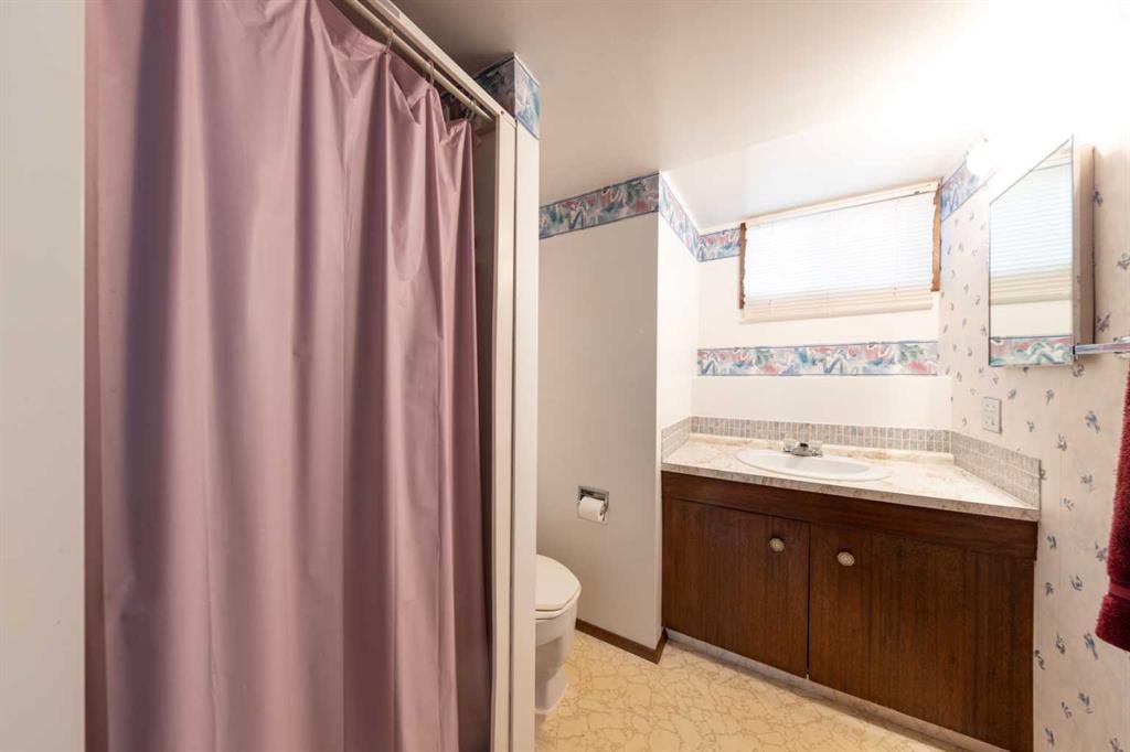 5204 32 Street, Lloydminster, AB - Indoor Photo Showing Bathroom