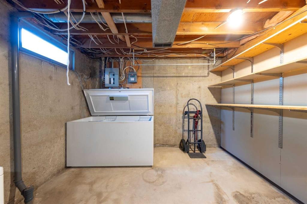 5204 32 Street, Lloydminster, AB - Indoor