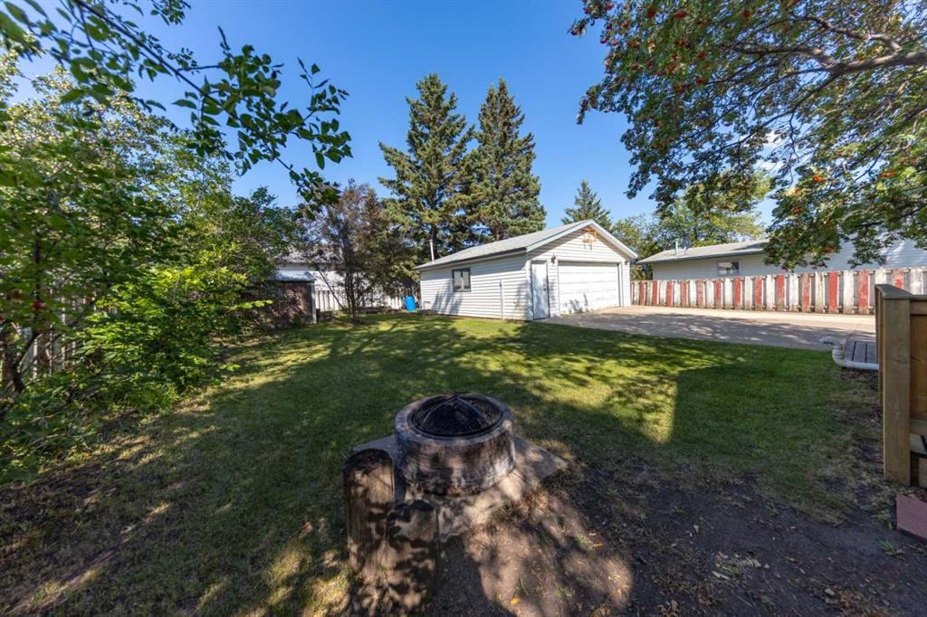 5204 32 Street, Lloydminster, AB - Outdoor