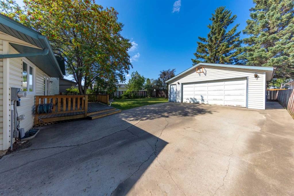 5204 32 Street, Lloydminster, AB - Outdoor