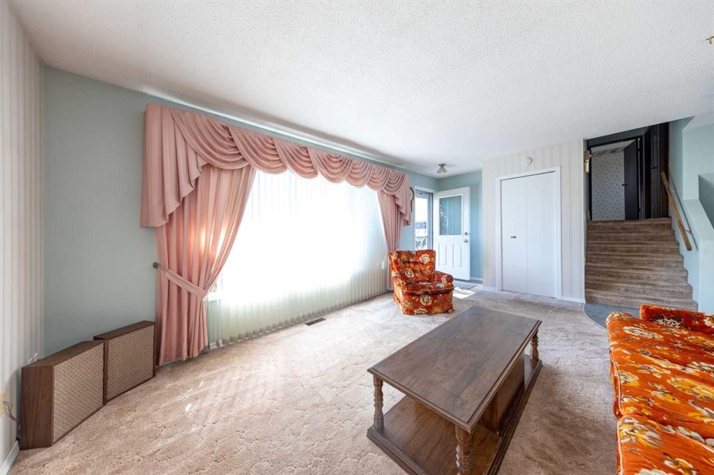 5204 32 Street, Lloydminster, AB - Indoor