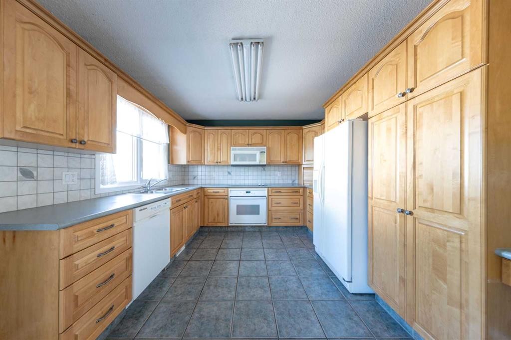 5204 32 Street, Lloydminster, AB - Indoor Photo Showing Kitchen