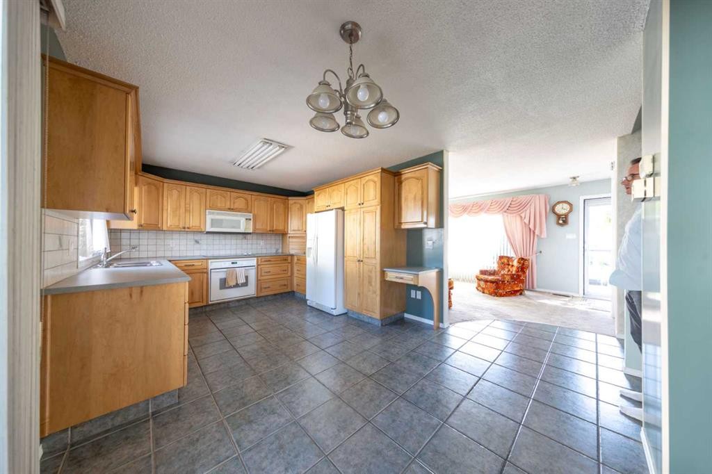 5204 32 Street, Lloydminster, AB - Indoor Photo Showing Kitchen With Double Sink