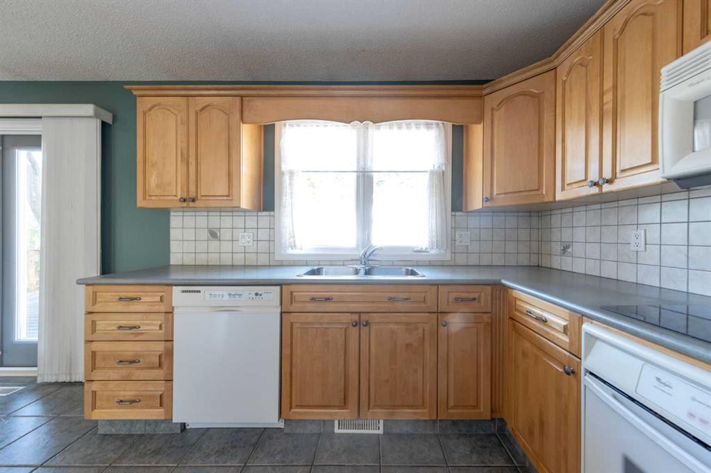 5204 32 Street, Lloydminster, AB - Indoor Photo Showing Kitchen With Double Sink
