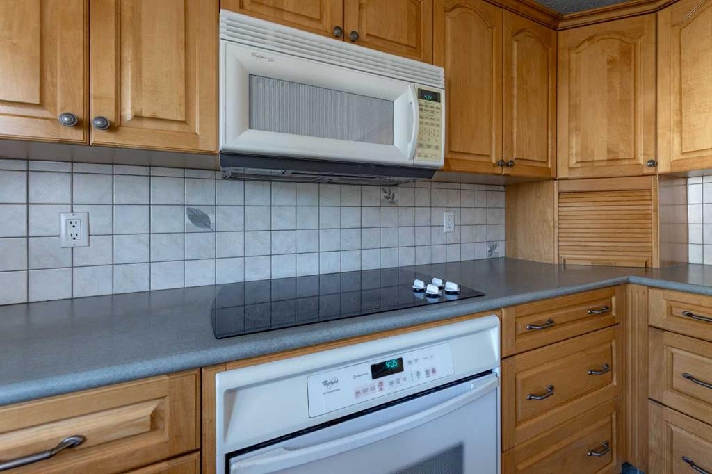 5204 32 Street, Lloydminster, AB - Indoor Photo Showing Kitchen