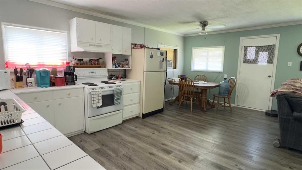 39 Rydberg Street, Hughenden, AB - Indoor Photo Showing Kitchen