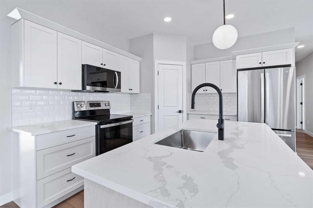 6004 13 Street, Lloydminster, AB - Indoor Photo Showing Kitchen With Upgraded Kitchen