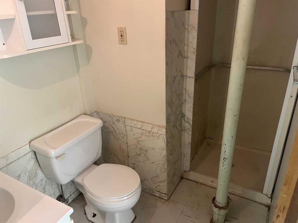 4502 56 Avenue, Lloydminster, AB - Indoor Photo Showing Bathroom