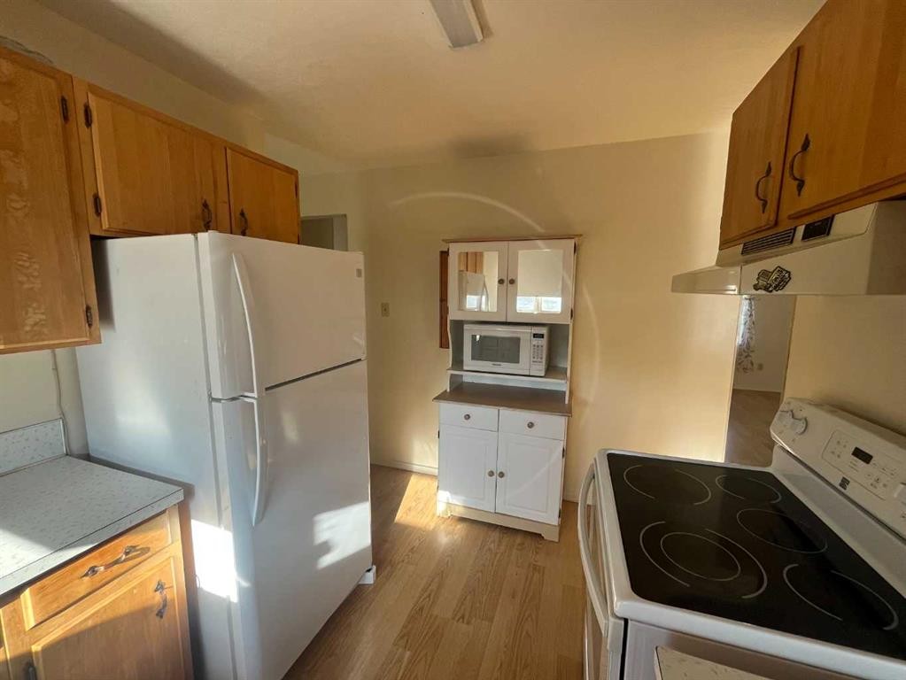 4502 56 Avenue, Lloydminster, AB - Indoor Photo Showing Kitchen