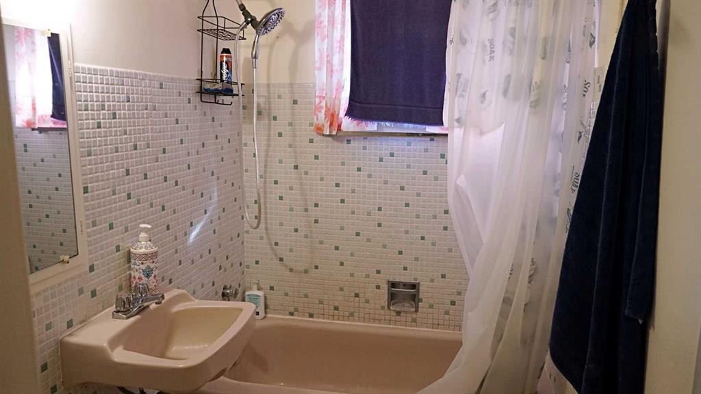 4703 49 Street, Myrnam, AB - Indoor Photo Showing Bathroom