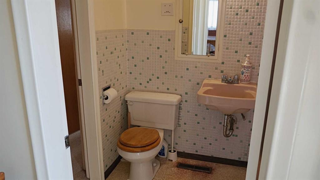 4703 49 Street, Myrnam, AB - Indoor Photo Showing Bathroom