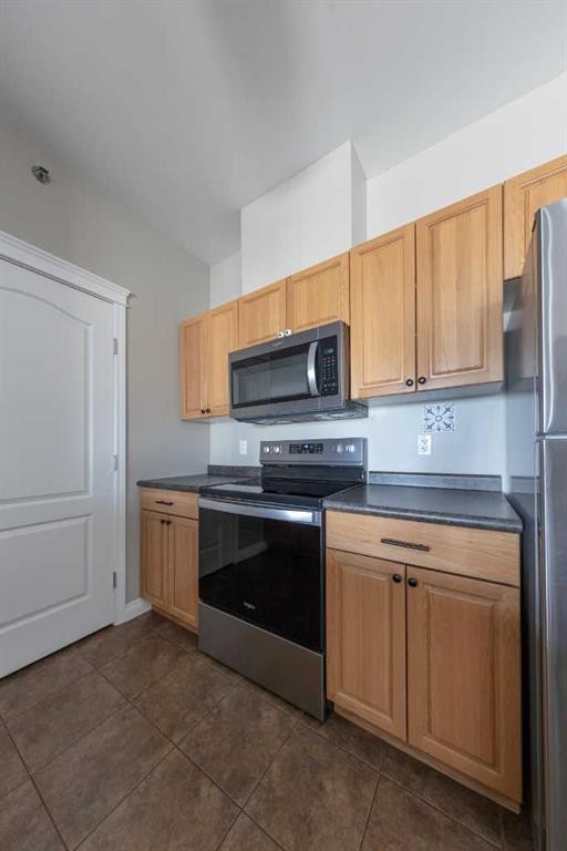 #405-6802 42 Street, Lloydminster, AB - Indoor Photo Showing Kitchen