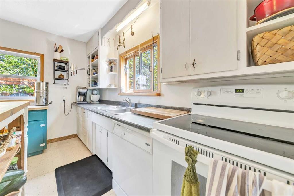 4828 42 Street, Lloydminster, SK - Indoor Photo Showing Kitchen
