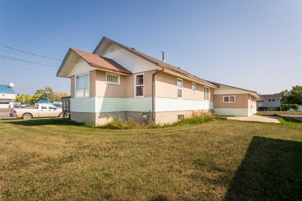 1828 49 Avenue, Lloydminster, SK - Outdoor