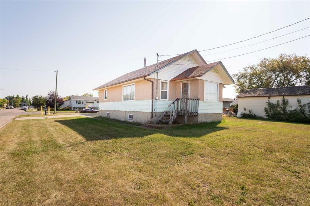 1828 49 Avenue, Lloydminster, SK - Outdoor