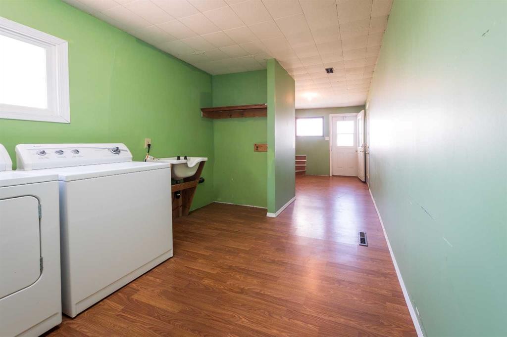 1828 49 Avenue, Lloydminster, SK - Indoor Photo Showing Laundry Room