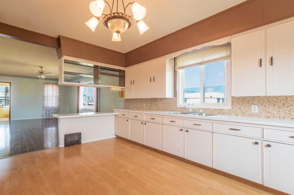 1828 49 Avenue, Lloydminster, SK - Indoor Photo Showing Kitchen With Double Sink